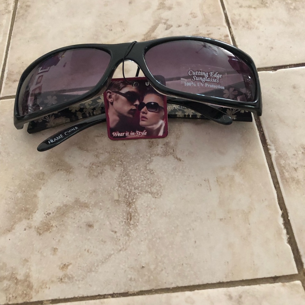 🌴Cutting Edge Floral Carved Temples Sunglasses- 633 $15 or $12 w/offer